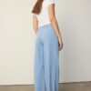 Pantaloni cu croi larg și detaliu cu cataramă Pantaloni cu croi larg și detaliu cu cataramă