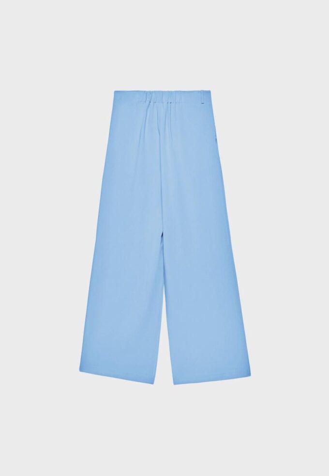 Pantaloni cu croi larg și detaliu cu cataramă Pantaloni cu croi larg și detaliu cu cataramă