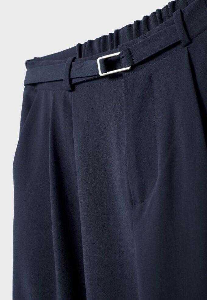 Pantaloni cu croi larg și detaliu cu cataramă Pantaloni cu croi larg și detaliu cu cataramă