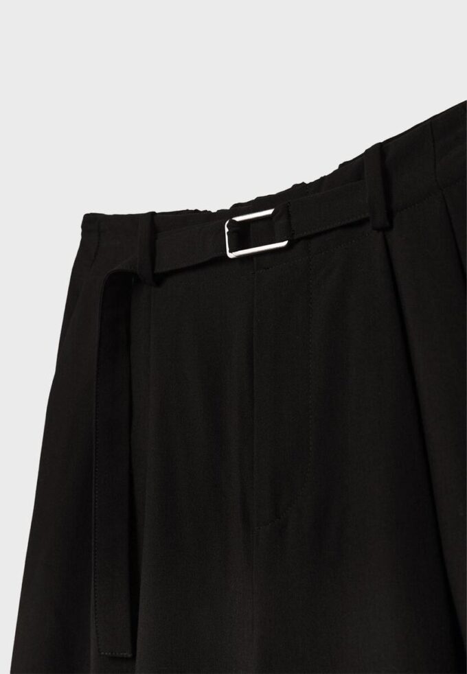 Pantaloni cu croi larg și detaliu cu cataramă Pantaloni cu croi larg și detaliu cu cataramă