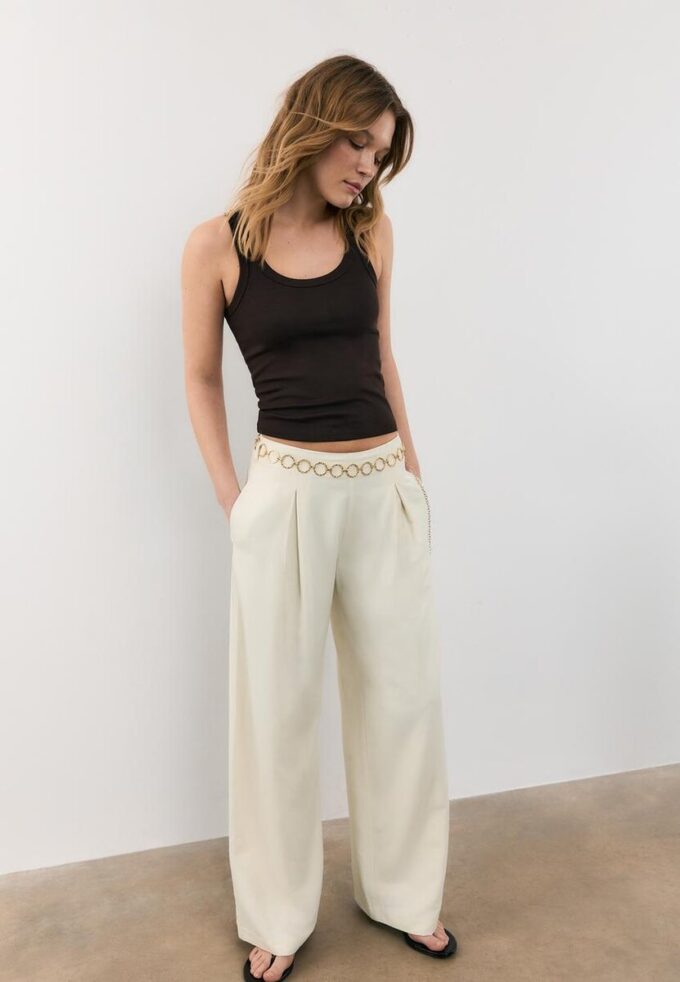 Pantaloni din satin cu detalii din lanț Pantaloni din satin cu detalii din lanț