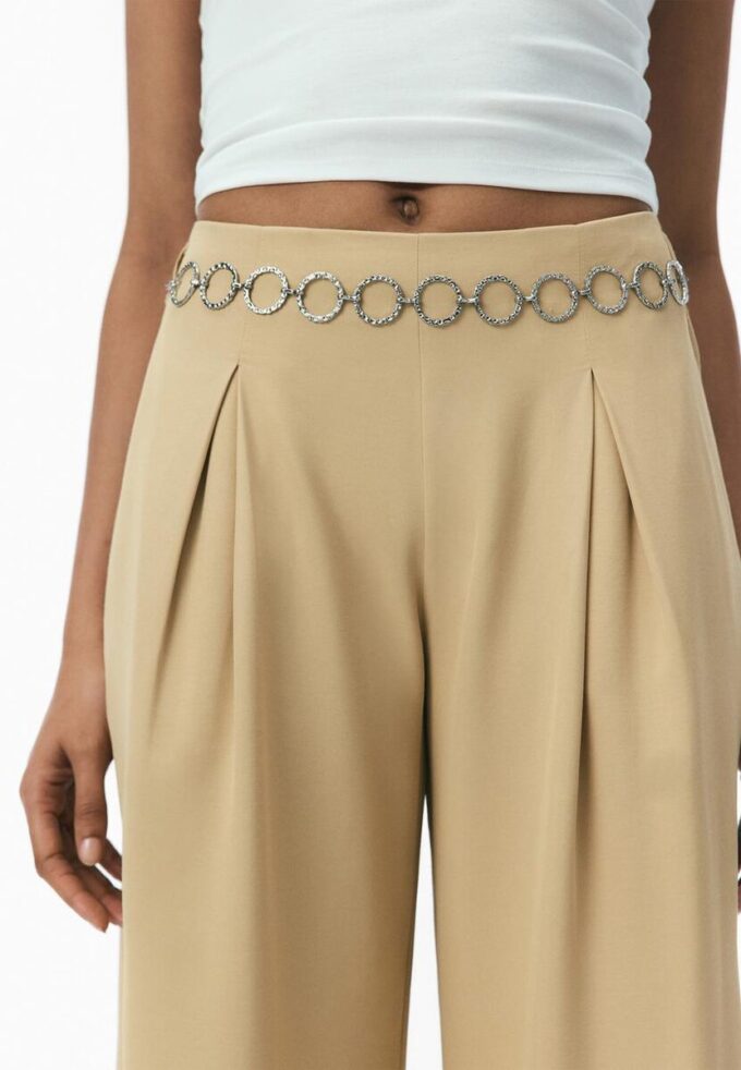 Pantaloni din satin cu detalii din lanț Pantaloni din satin cu detalii din lanț