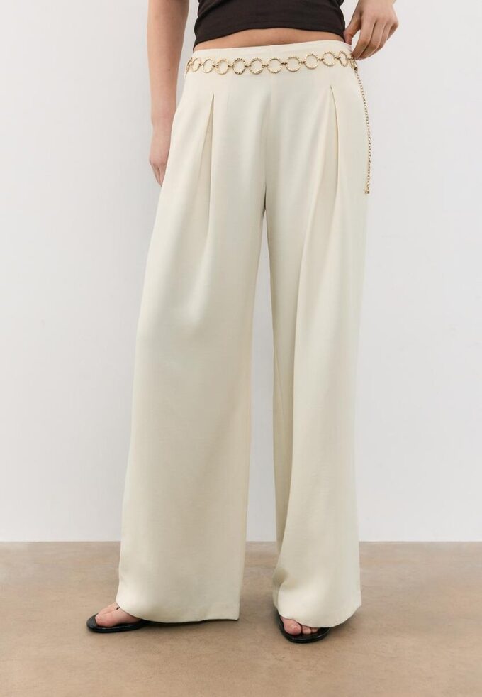 Pantaloni din satin cu detalii din lanț Pantaloni din satin cu detalii din lanț