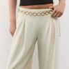 Pantaloni din satin cu detalii din lanț Pantaloni din satin cu detalii din lanț
