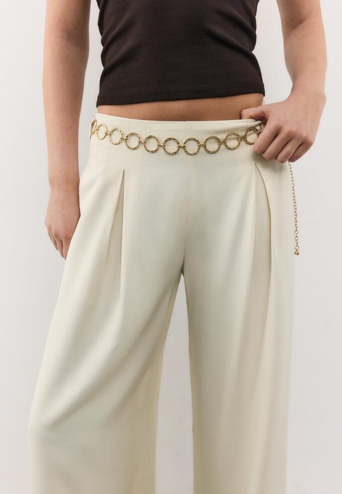 Pantaloni din satin cu detalii din lanț Pantaloni din satin cu detalii din lanț