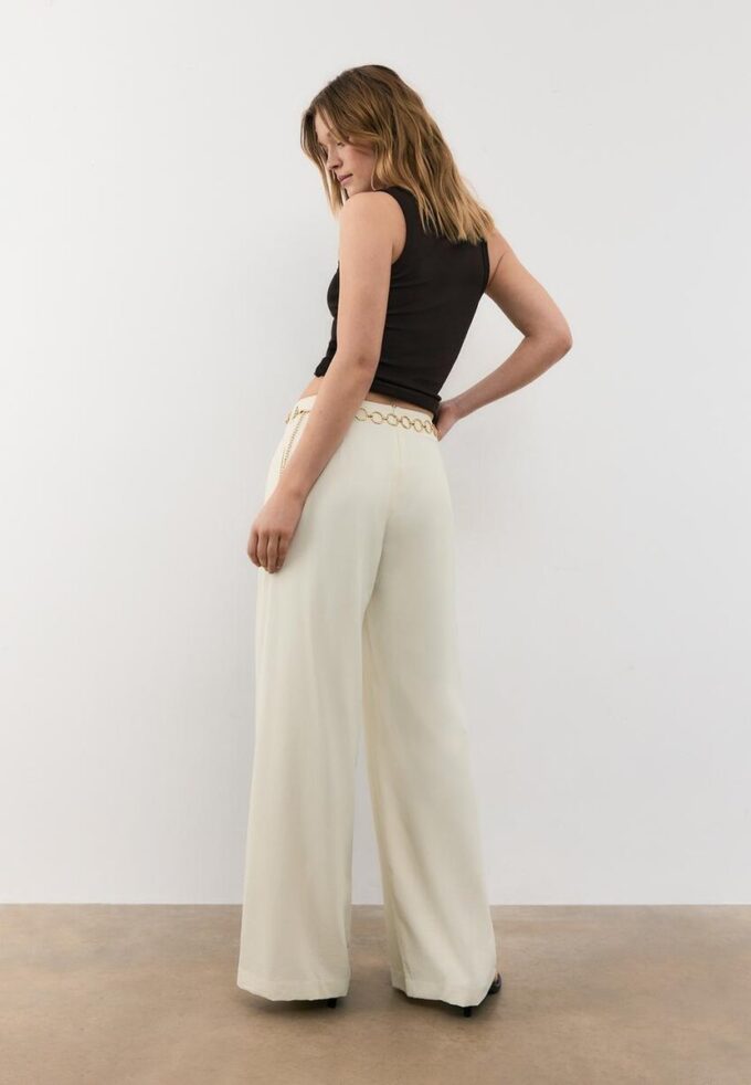 Pantaloni din satin cu detalii din lanț Pantaloni din satin cu detalii din lanț