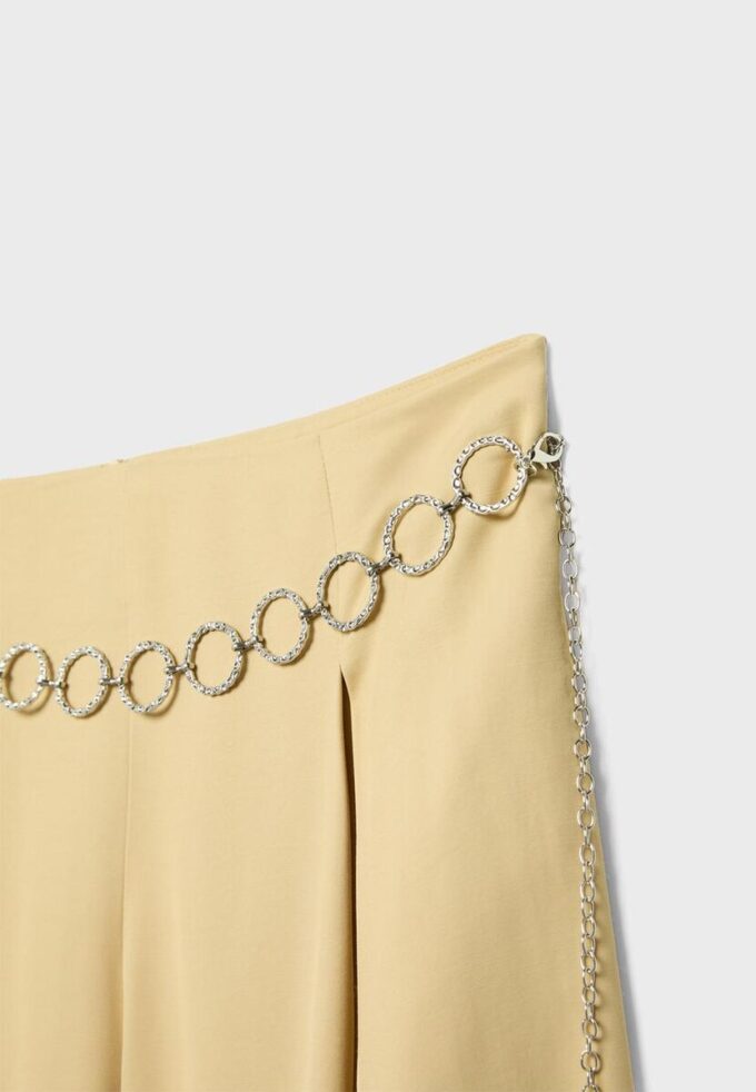 Pantaloni din satin cu detalii din lanț Pantaloni din satin cu detalii din lanț