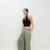Pantaloni din satin cu pense și curea cu lanț Pantaloni din satin cu pense și curea cu lanț