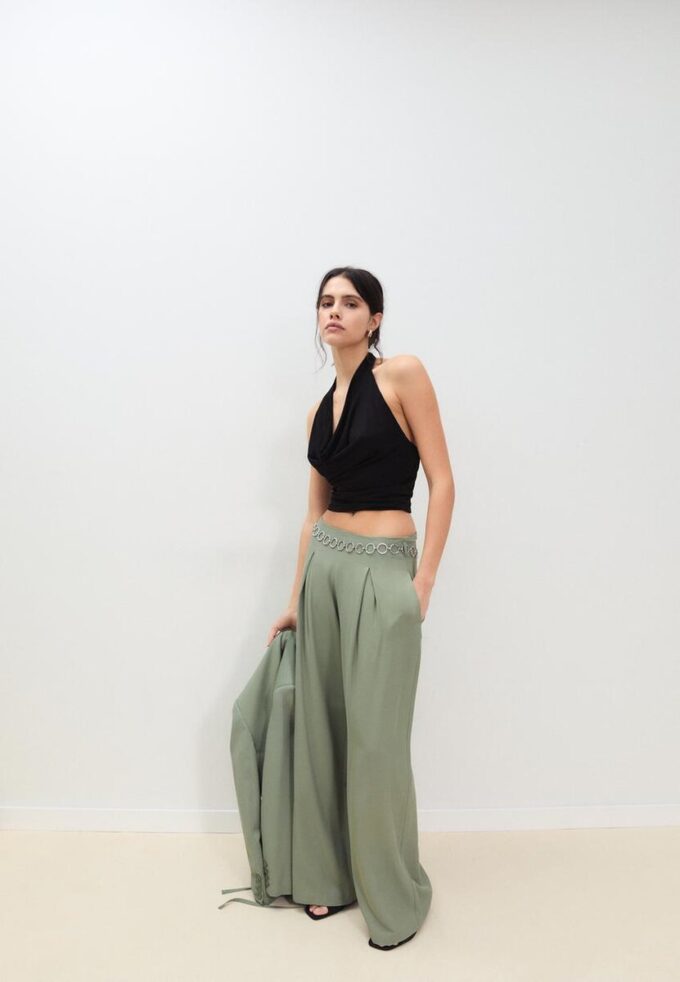 Pantaloni din satin cu pense și curea cu lanț Pantaloni din satin cu pense și curea cu lanț