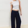Pantaloni din satin cu pense și curea cu lanț Pantaloni din satin cu pense și curea cu lanț