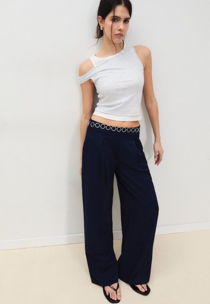 Pantaloni din satin cu pense și curea cu lanț Pantaloni din satin cu pense și curea cu lanț