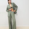 Pantaloni din satin cu pense și curea cu lanț Pantaloni din satin cu pense și curea cu lanț