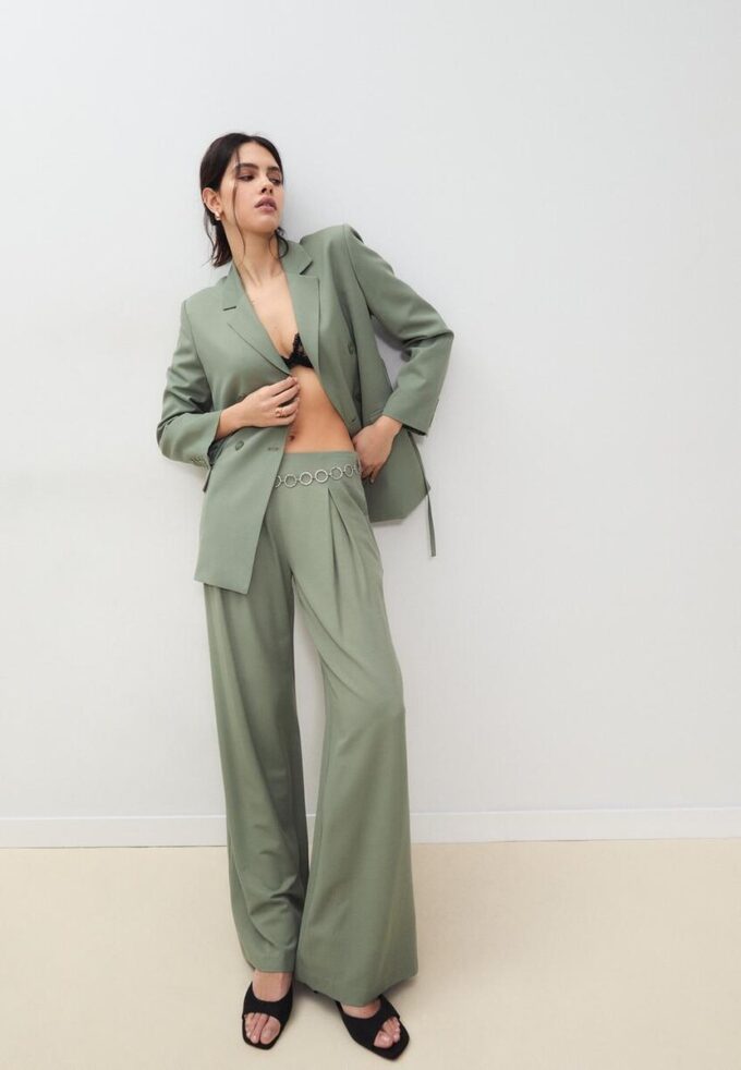 Pantaloni din satin cu pense și curea cu lanț Pantaloni din satin cu pense și curea cu lanț