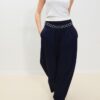 Pantaloni din satin cu pense și curea cu lanț Pantaloni din satin cu pense și curea cu lanț
