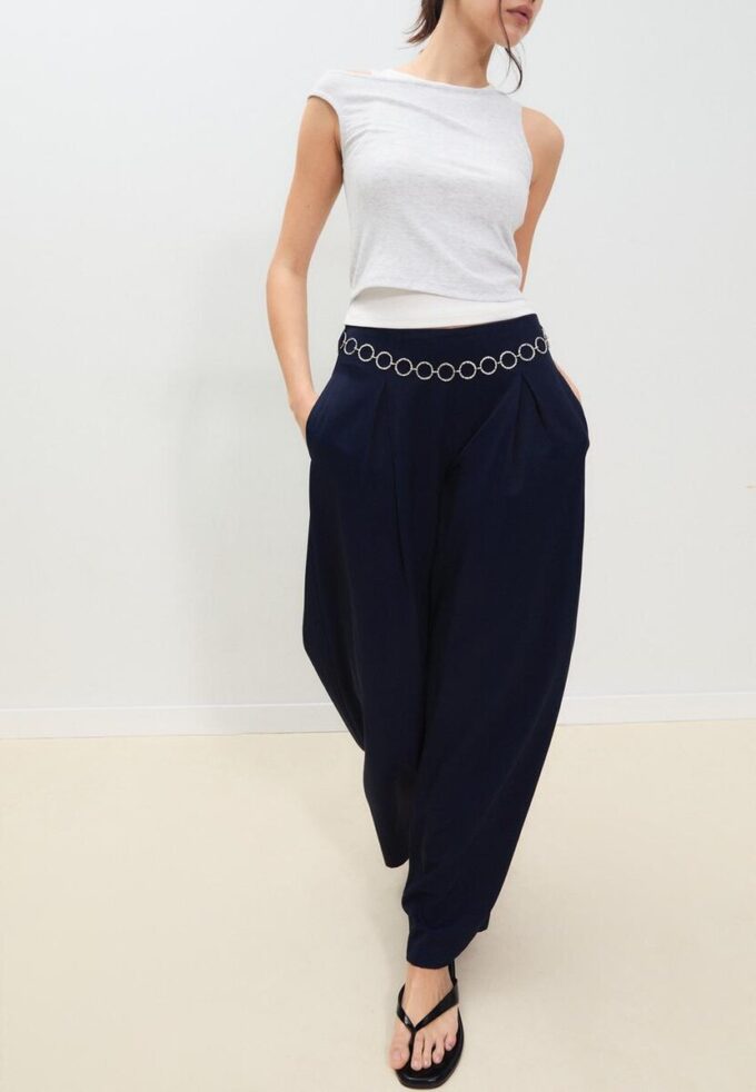 Pantaloni din satin cu pense și curea cu lanț Pantaloni din satin cu pense și curea cu lanț