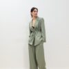 Pantaloni din satin cu pense și curea cu lanț Pantaloni din satin cu pense și curea cu lanț