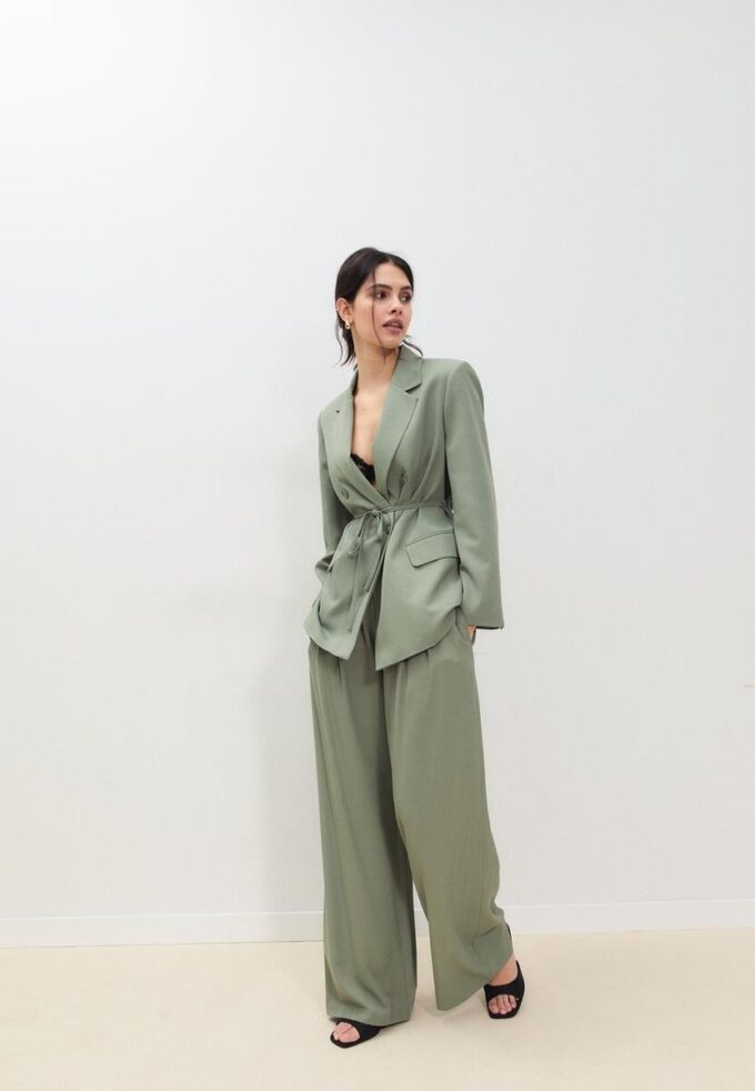 Pantaloni din satin cu pense și curea cu lanț Pantaloni din satin cu pense și curea cu lanț