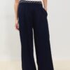 Pantaloni din satin cu pense și curea cu lanț Pantaloni din satin cu pense și curea cu lanț