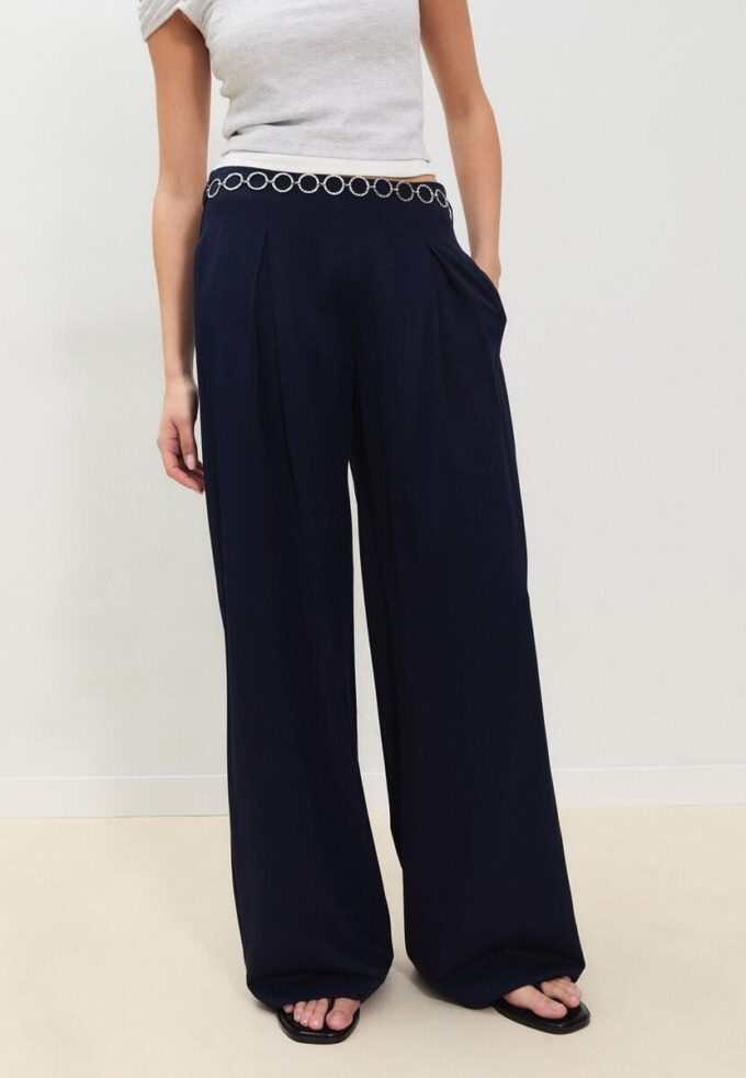 Pantaloni din satin cu pense și curea cu lanț Pantaloni din satin cu pense și curea cu lanț