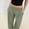 Pantaloni din satin cu pense și curea cu lanț Pantaloni din satin cu pense și curea cu lanț