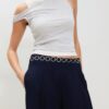 Pantaloni din satin cu pense și curea cu lanț Pantaloni din satin cu pense și curea cu lanț