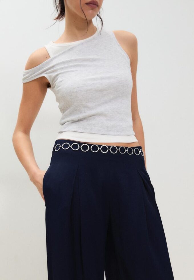 Pantaloni din satin cu pense și curea cu lanț Pantaloni din satin cu pense și curea cu lanț
