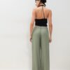 Pantaloni din satin cu pense și curea cu lanț Pantaloni din satin cu pense și curea cu lanț