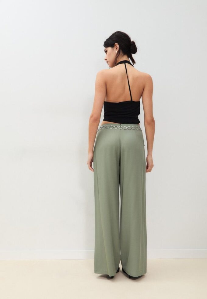 Pantaloni din satin cu pense și curea cu lanț Pantaloni din satin cu pense și curea cu lanț