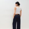 Pantaloni din satin cu pense și curea cu lanț Pantaloni din satin cu pense și curea cu lanț
