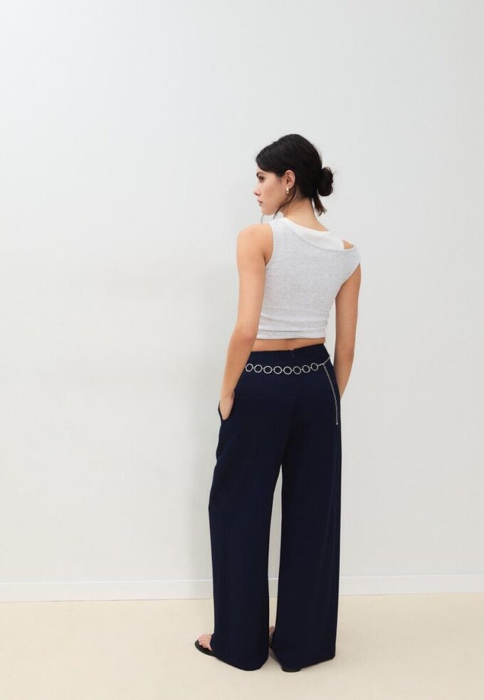 Pantaloni din satin cu pense și curea cu lanț Pantaloni din satin cu pense și curea cu lanț