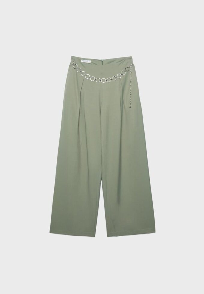 Pantaloni din satin cu pense și curea cu lanț Pantaloni din satin cu pense și curea cu lanț
