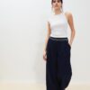 Pantaloni din satin cu pense și curea cu lanț Pantaloni din satin cu pense și curea cu lanț