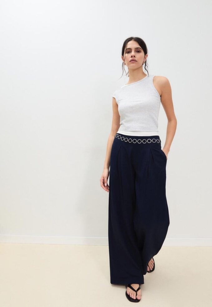 Pantaloni din satin cu pense și curea cu lanț Pantaloni din satin cu pense și curea cu lanț