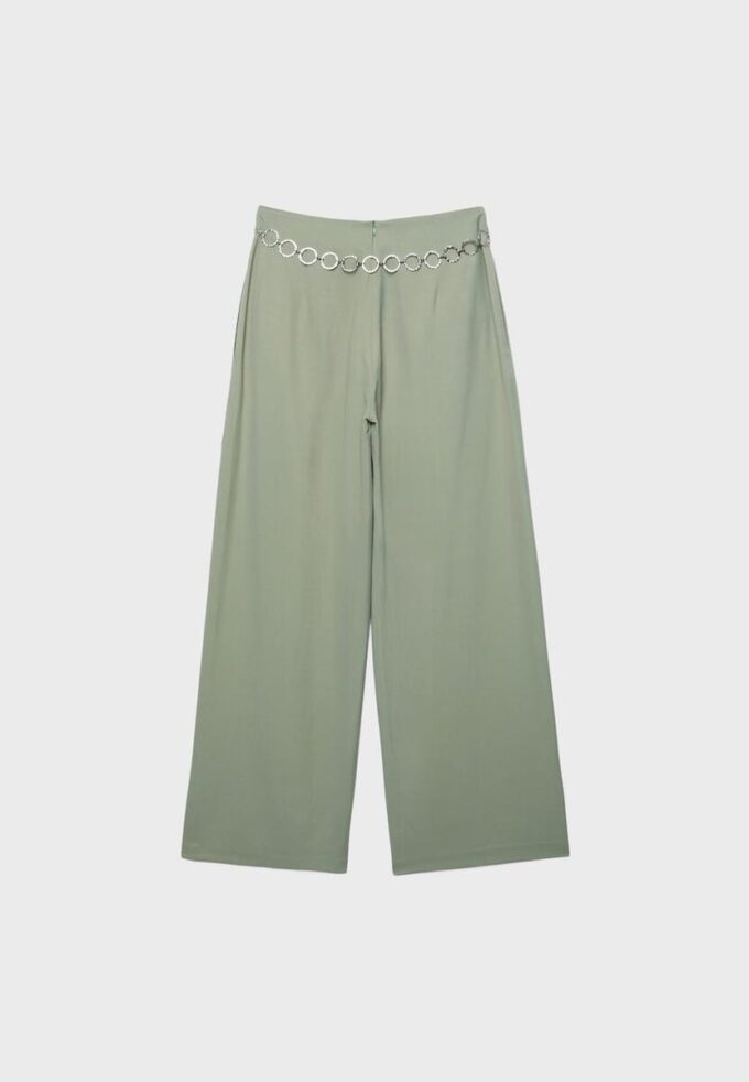Pantaloni din satin cu pense și curea cu lanț Pantaloni din satin cu pense și curea cu lanț