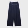 Pantaloni din satin cu pense și curea cu lanț Pantaloni din satin cu pense și curea cu lanț