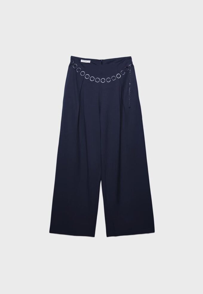 Pantaloni din satin cu pense și curea cu lanț Pantaloni din satin cu pense și curea cu lanț