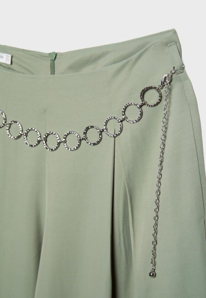 Pantaloni din satin cu pense și curea cu lanț Pantaloni din satin cu pense și curea cu lanț