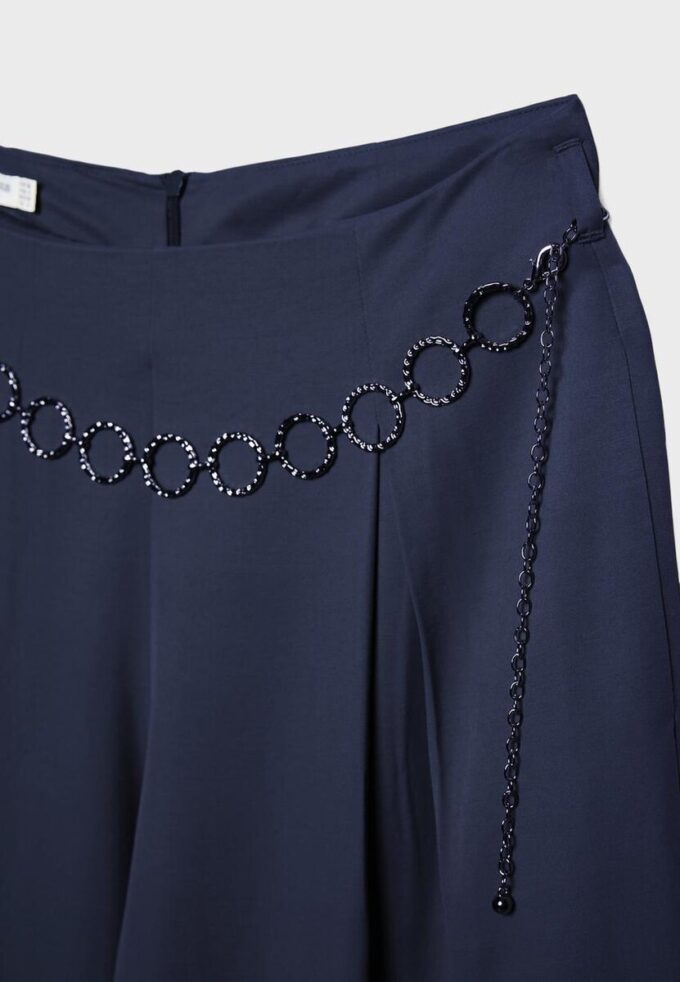 Pantaloni din satin cu pense și curea cu lanț Pantaloni din satin cu pense și curea cu lanț
