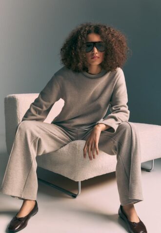 Pantaloni din tricot cu detalii de cusături