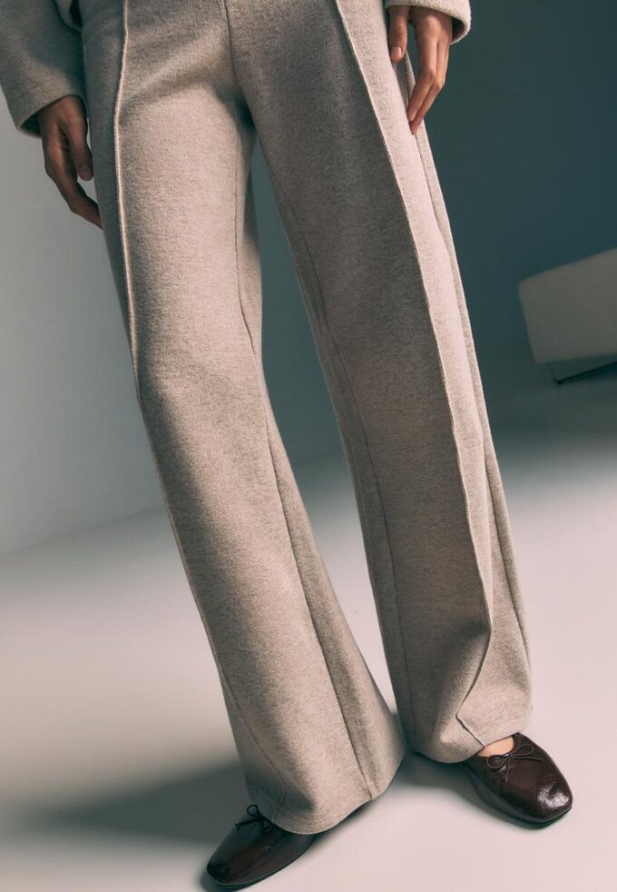 Pantaloni din tricot cu detalii de cusături Pantaloni din tricot cu detalii de cusături