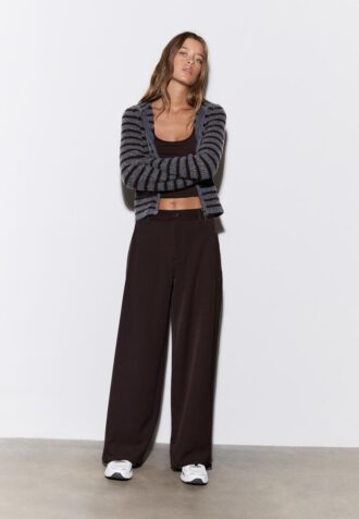 Pantaloni eleganți cu croi drept și pense