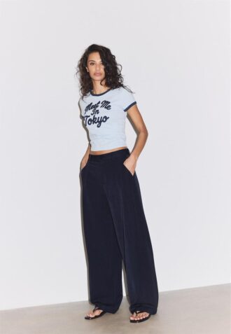 Pantaloni eleganți cu croi drept și pense Pantaloni eleganți cu croi drept și pense
