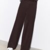 Pantaloni eleganți cu croi drept și pense Pantaloni eleganți cu croi drept și pense
