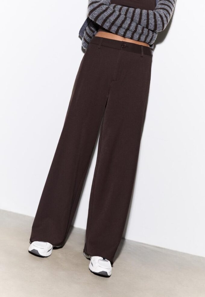Pantaloni eleganți cu croi drept și pense Pantaloni eleganți cu croi drept și pense