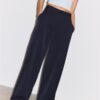 Pantaloni eleganți cu croi drept și pense Pantaloni eleganți cu croi drept și pense