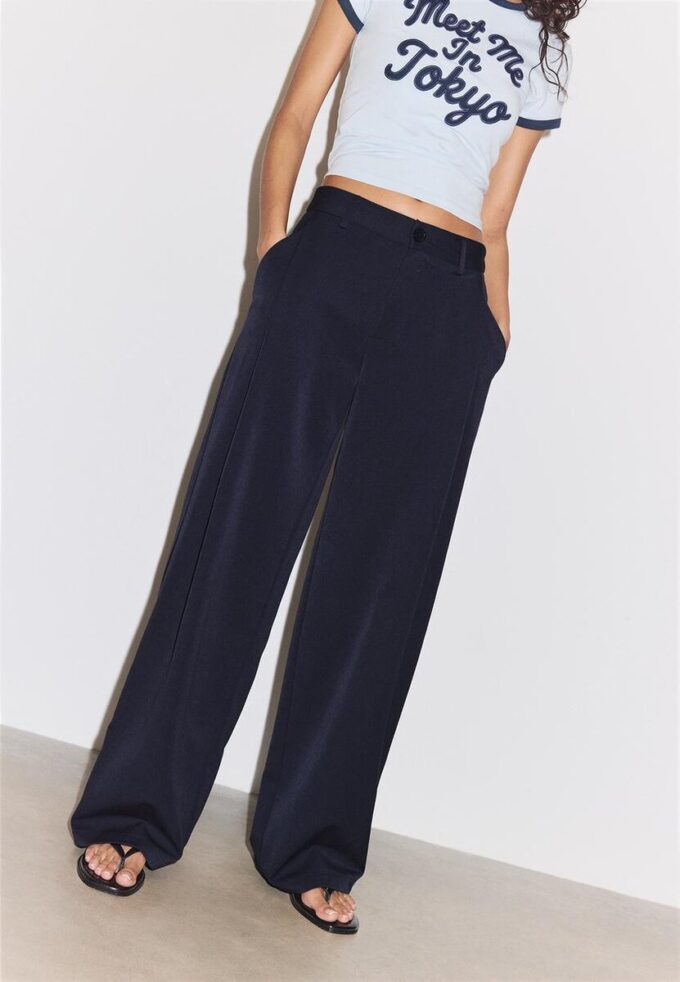 Pantaloni eleganți cu croi drept și pense Pantaloni eleganți cu croi drept și pense
