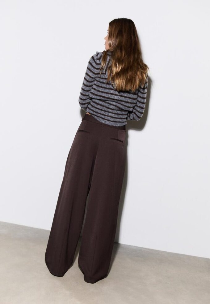 Pantaloni eleganți cu croi drept și pense Pantaloni eleganți cu croi drept și pense