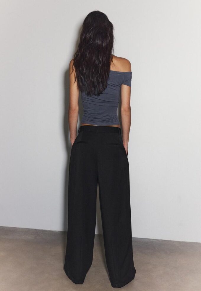 Pantaloni eleganți cu croi drept și pense Pantaloni eleganți cu croi drept și pense