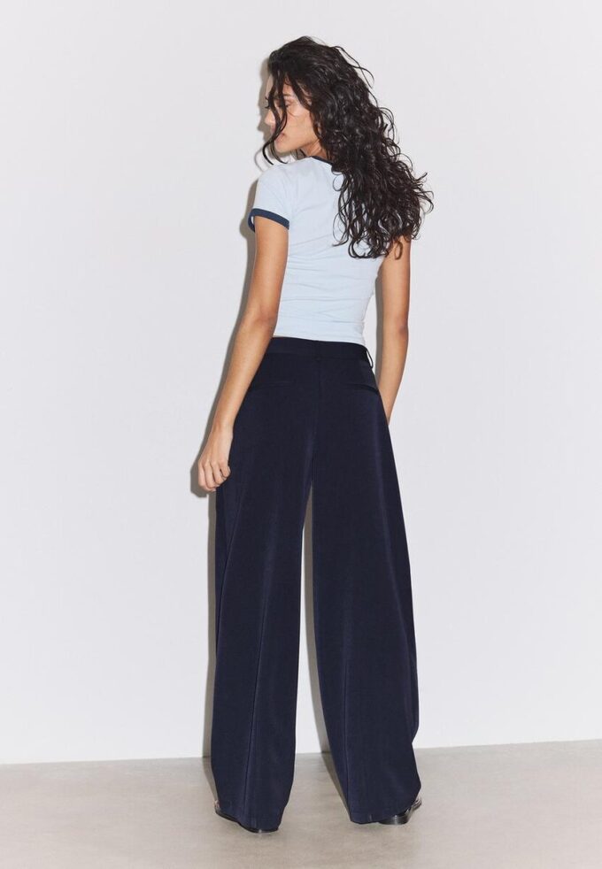 Pantaloni eleganți cu croi drept și pense Pantaloni eleganți cu croi drept și pense