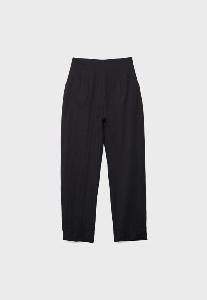 Pantaloni fluizi cu cataramă